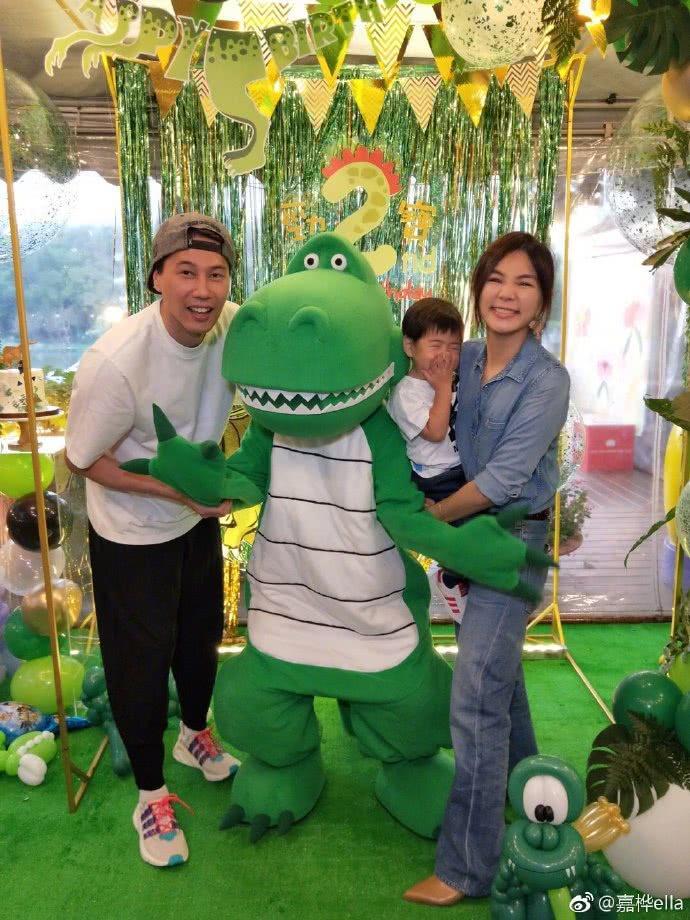 S.H.E合体为Ella儿子庆生，2岁的劲宝捂嘴偷笑超可爱