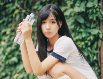 ​53岁周慧敏近照曝光，白色礼服秀香肩，与旁人合影看不出年龄差