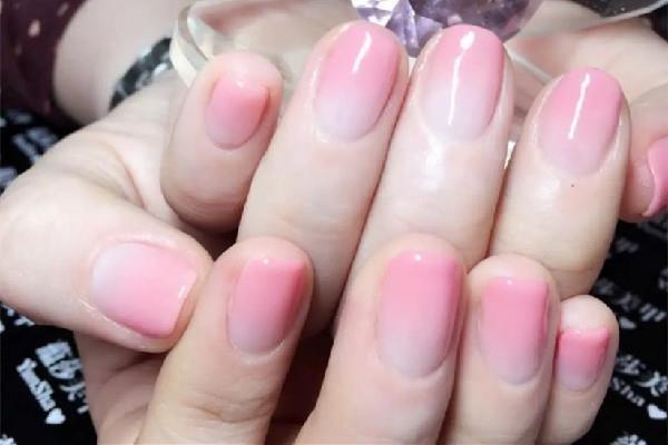 渐变美甲怎么涂才没有刷痕 渐变美甲要涂几遍