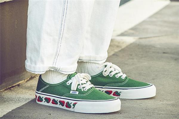 vans小草莓会掉吗 vans草莓鞋掉色吗