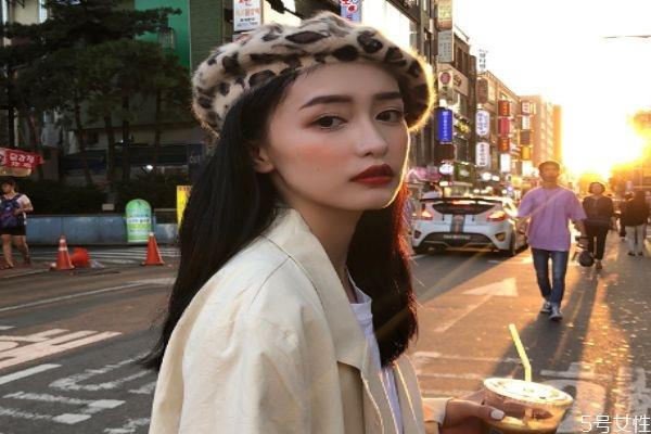 豹纹帽子怎么搭配衣服 豹纹帽子的正确穿搭