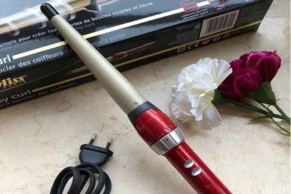 陶瓷卷发棒会伤头发吗 卷发棒的正确打开方式
