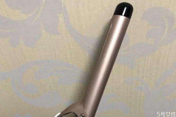 陶瓷卷发棒会伤头发吗 卷发棒的正确打开方式