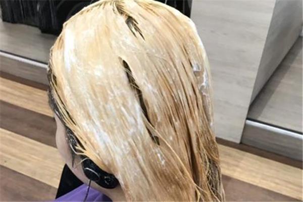 漂头发头皮疼正常吗 漂头发伤害大吗
