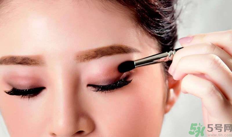 迷惑眼妆正流行  晕染唇搭配灰棕眼眸