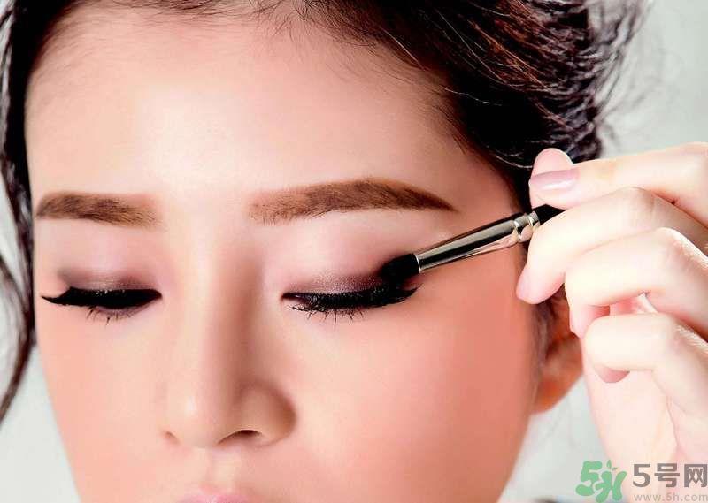迷惑眼妆正流行  晕染唇搭配灰棕眼眸