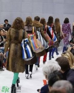 ​巴黎世家编织袋很贵吗？balenciaga春运包为什么这么贵？