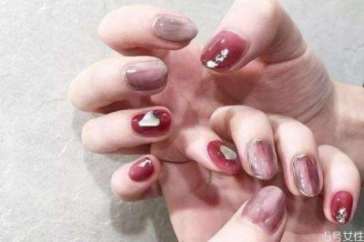 ​美甲加固胶什么时候涂正确 美甲包边不翘边教程