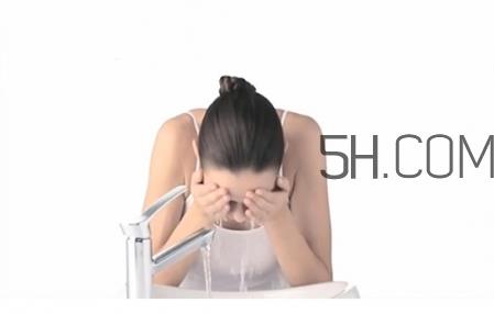 卸妆油的乳化方法 卸妆油为什么要乳化