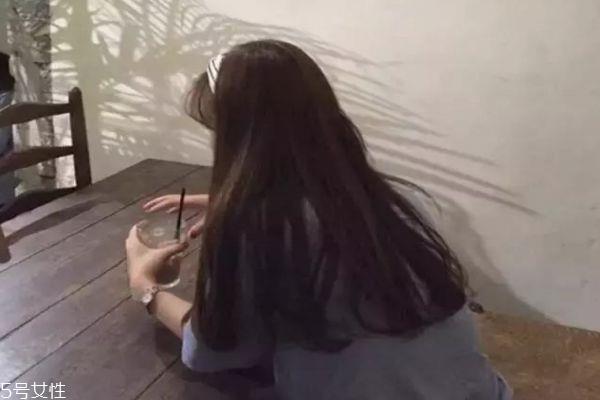 黑茶色和自然黑的区别 黑茶色与黑色头发对比