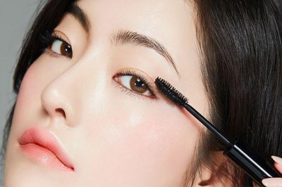 ​睫毛膏干了怎么恢复 睫毛膏有效期一般是多久