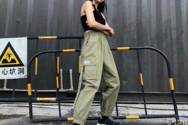 女生工装裤要怎么搭配 女生工装裤搭配什么上衣