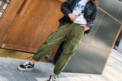 ​女生工装裤要怎么搭配 女生工装裤搭配什么上衣