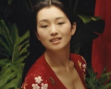 ​巩俐，酥胸如玉，美艳迷人
