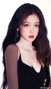 ​虞书欣的少女与御姐风格随心切换，百搭妆容原来如此轻松打造