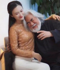 ​张纪中娇妻晒孕肚，夫妻俩亲密同框爱意满满，3层别墅生活惬意享受