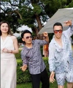 ​低调情侣：王宝强与冯清在大英博物馆的幸福瞬间