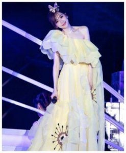 ​王心凌多次澄清未整容，然而身材却宛如经过“整容”般完美她身穿人鱼裤展示出