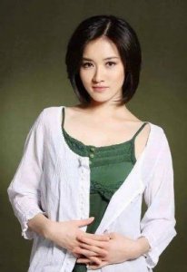 ​侯勇与年轻妻子王瑞的爱情故事：再探这位老戏骨的婚姻新篇