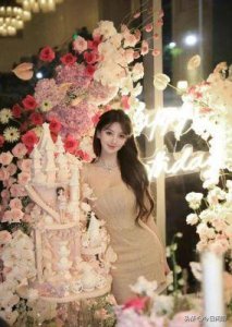 ​叶珂风波持续发酵，黄晓明力挺护爱，高调携女友亮相，合影引发热议