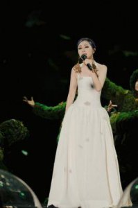 ​“杨千嬅：随风而行，听风而语”