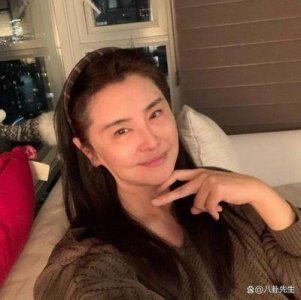 ​57岁的王祖贤回到台湾度过中秋节，颜值明显下降，但身材依然优雅