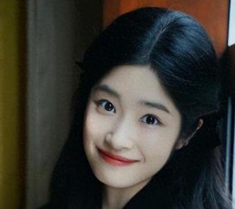 ​她因长相美丽被张艺谋发掘，嫁给了比自己大6岁的初恋，结婚十年才拥有自己的