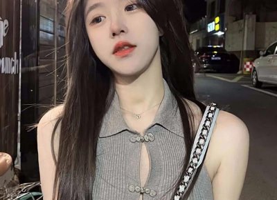 ​丈夫散步时看到男子给妻子喂面条，妻子慌忙解释：他只是我的同事