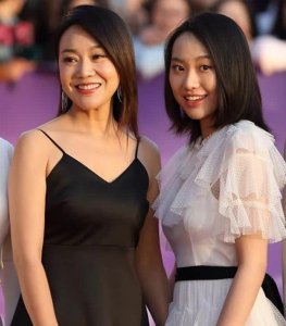 ​闫妮的个人资料简介是，张嘉译妻子