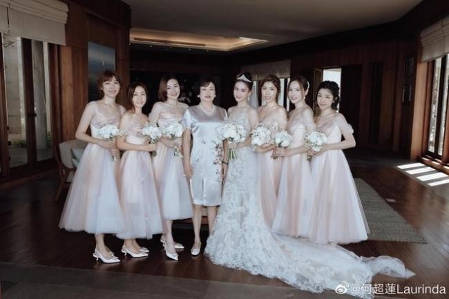 高甜婚礼！何超莲穿白纱与窦骁接吻 伴娘团揭秘