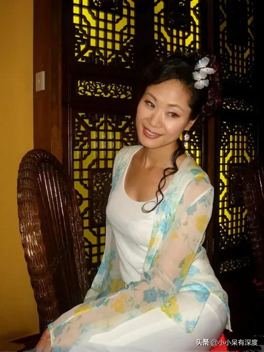 于文华的老公是谁(57岁于文华烈日下做核酸，她的二婚伴侣亮相，长相令人大跌眼镜？)