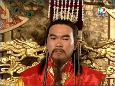 ​李龙基个人资料简介：他被誉为“皇帝专业户”，娶小40岁娇妻，7套房产都转给