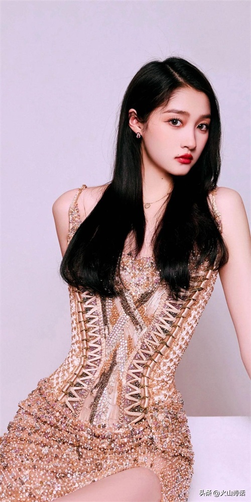 关晓彤真的美！写真太惊艳了，爱不释手、目不转睛都很应景啊