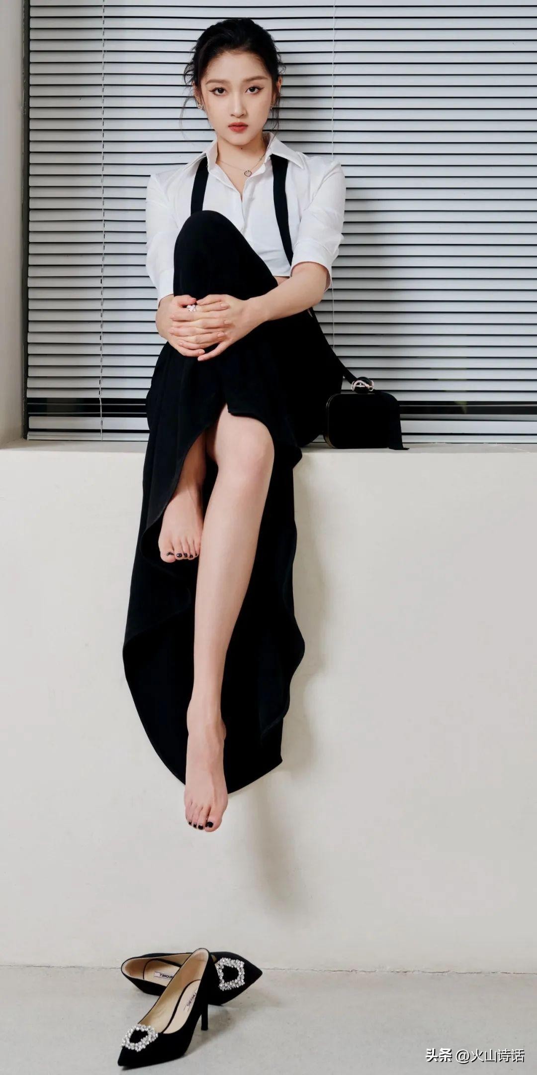 关晓彤真的美！写真太惊艳了，爱不释手、目不转睛都很应景啊