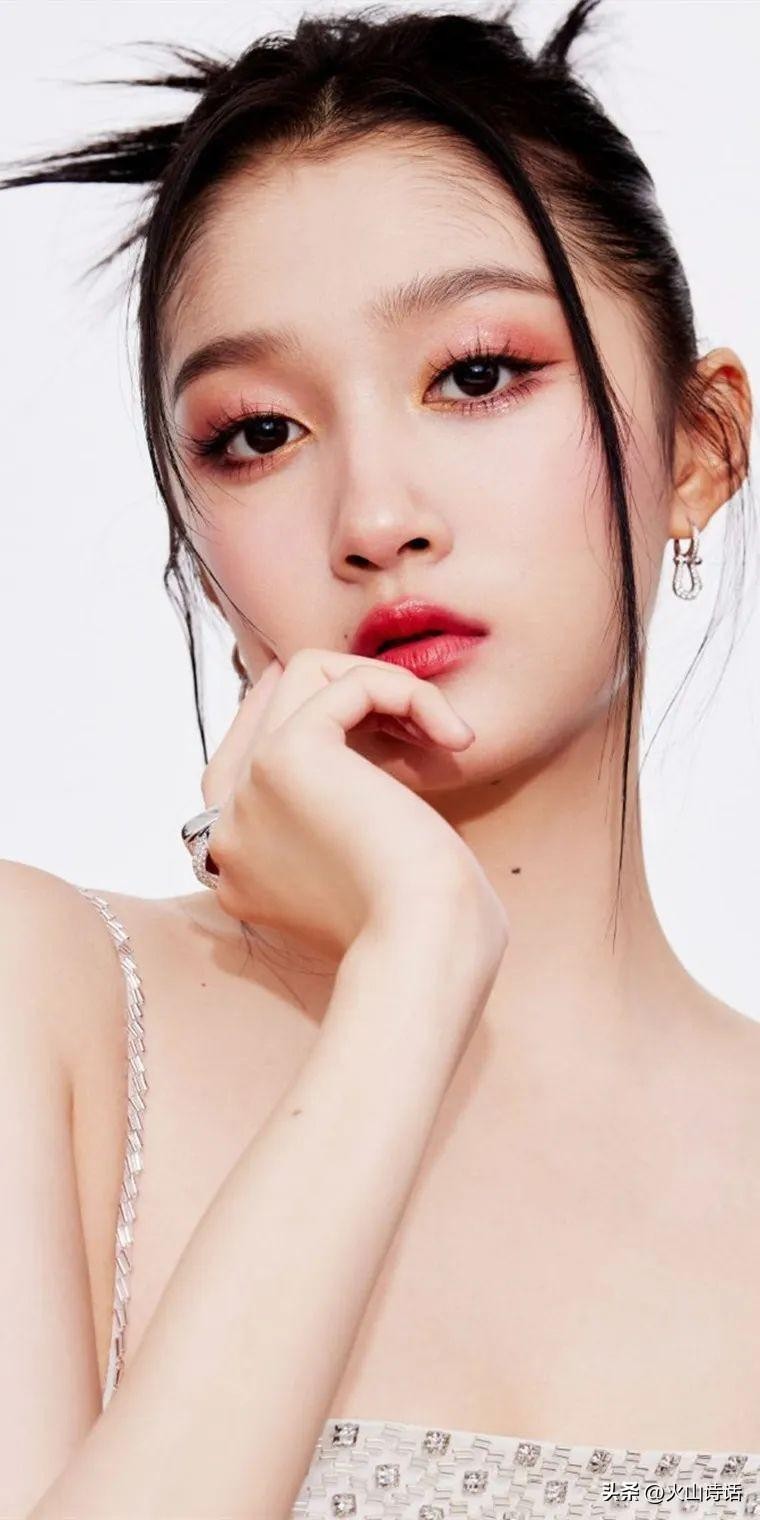 关晓彤真的美！写真太惊艳了，爱不释手、目不转睛都很应景啊