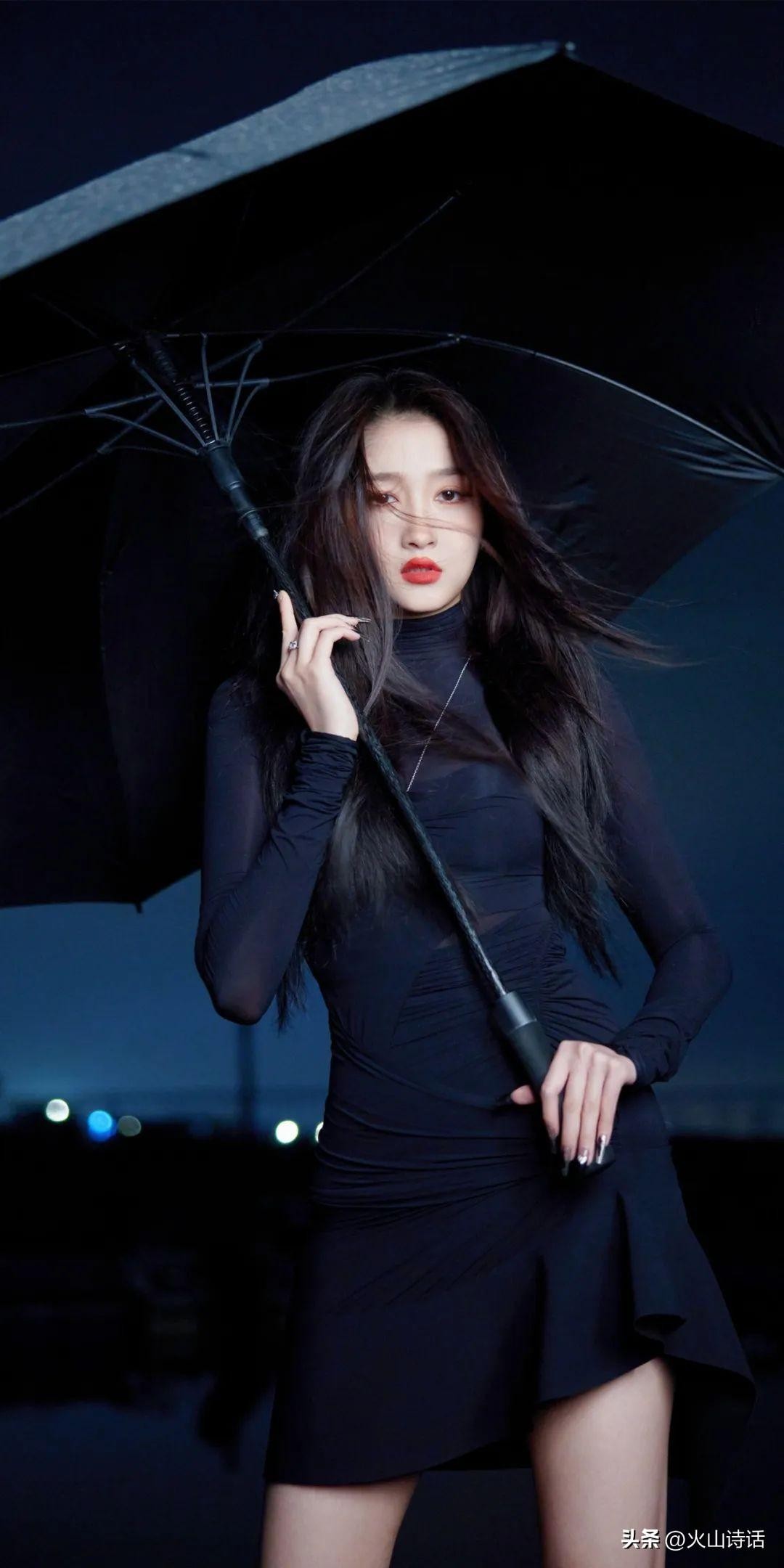 关晓彤真的美！写真太惊艳了，爱不释手、目不转睛都很应景啊