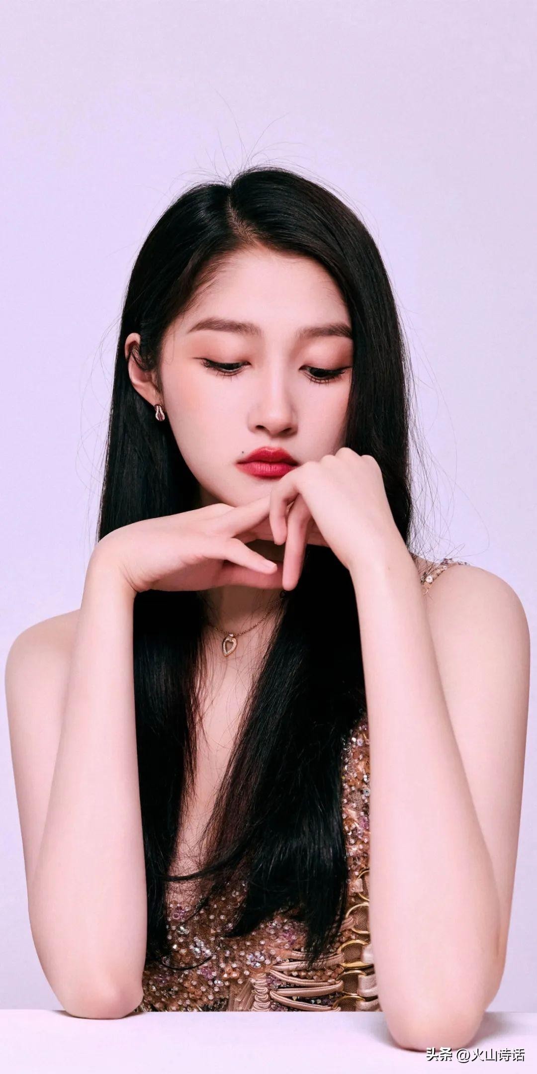 关晓彤真的美！写真太惊艳了，爱不释手、目不转睛都很应景啊