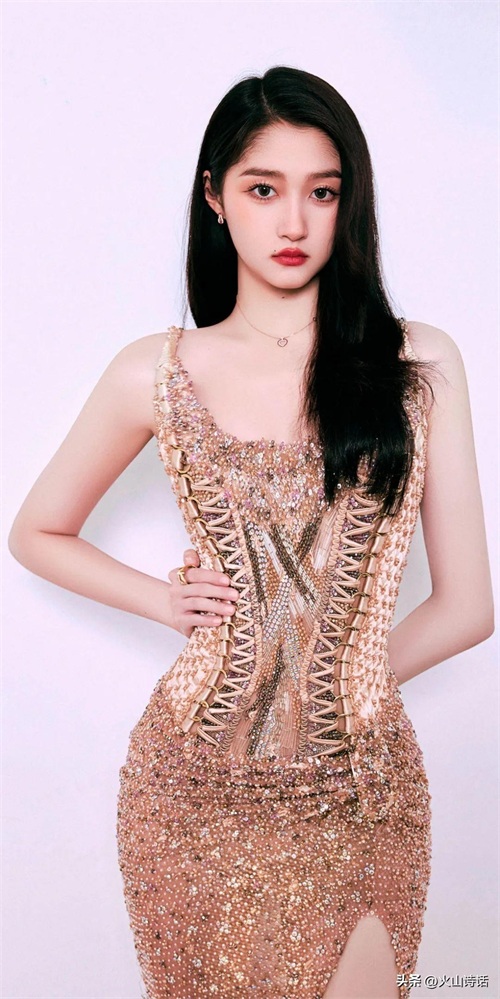 关晓彤真的美！写真太惊艳了，爱不释手、目不转睛都很应景啊