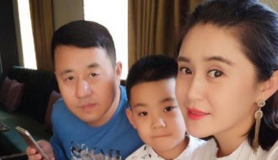 ​王小宝个人资料 老婆王君平被误认是女儿惹笑话