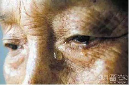 汶川地震的感人小故事40字（为什么我眼里含着泪水）(9)