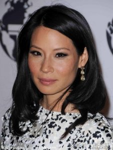 ​身高157，被骂爆丑却入选全球最美50人，是美国最知名的华裔女星