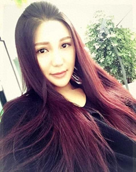 丁彦雨航携女友度假，高颜值女友是新疆人，看眼睛像有外国血统