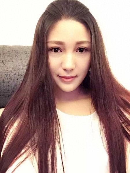 丁彦雨航携女友度假，高颜值女友是新疆人，看眼睛像有外国血统