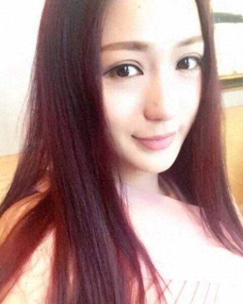 丁彦雨航携女友度假，高颜值女友是新疆人，看眼睛像有外国血统