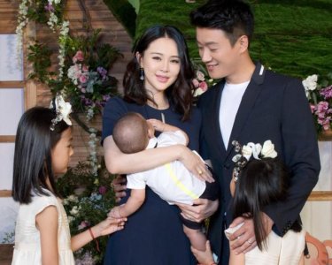 ​吴佩慈为小儿子举行百日宴，明星孩子百百宴都是什么样子的？