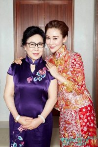 ​演员周扬完婚 中式金凤刺绣婚服尽显古典美