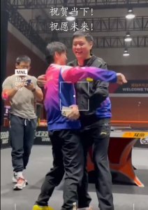 ​孙颖莎的教练是谁(师徒情深！孙颖莎拥抱教练邱贻可)
