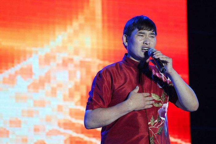 大衣哥真的退出娱乐圈了吗？其实是“人在江湖身不由己”