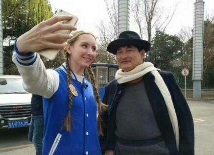 大衣哥真的退出娱乐圈了吗？其实是“人在江湖身不由己”