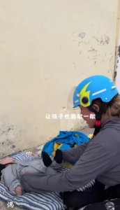 ​单身母亲带娃送外卖被指摆拍，回应：和前夫一家彻底断联，做自媒体想改善生活